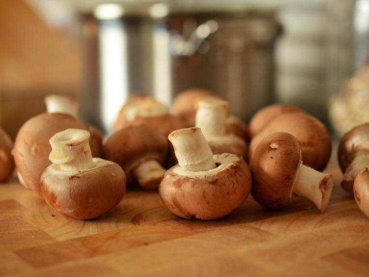 Epicerie locale proposant des champignons bruns de Paris 