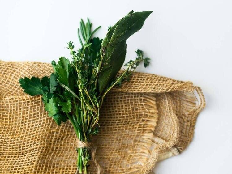 Epicerie locale proposant un bouquet aromatique bio séché 