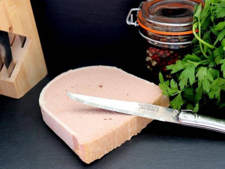 Epicerie locale proposant du pâté de foie local de Normandie