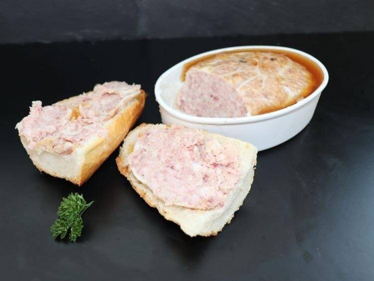 Epicerie locale proposant du pâté de lapin en terrine de Normandie