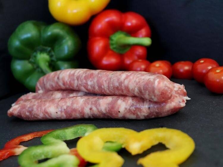 Epicerie locale proposant des chipolatas nature ou aux herbes