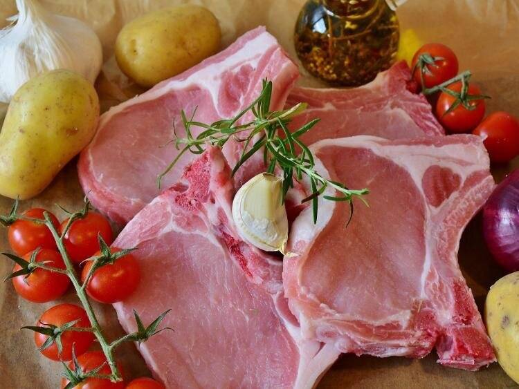 Epicerie locale proposant des côtes de porc premières locales de Normandie