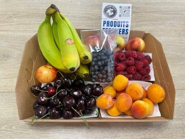 Epicerie locale proposant des plateaux de fruits de saison