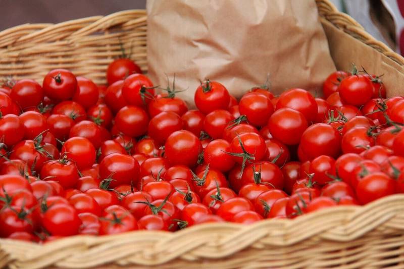 Epicerie locale proposant des tomates cerises bio multicolores 