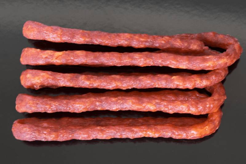 Epicerie locale proposant de la saucisse sèche artisanale 