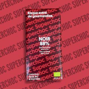 Epicerie locale proposant des tablettes de chocolat bio